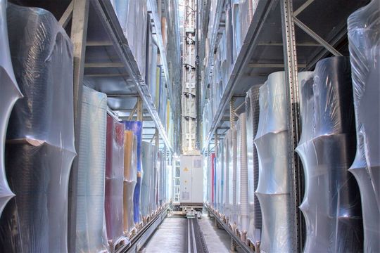 Die Jokey Group hat sich mithilfe von Unitechnik Systems die Automatisierung eines vergrößerten Lagers gegönnt. Für die wirtschaftliche Belieferung mit Kunststoffverpackungen aller Art stehen nun 1.450 Quadratmeter Fläche und 4.000 neue Stellplätze bereit. Die Jokey Group hat sich mithilfe von Unitechnik Systems die Automatisierung eines vergrößerten Lagers gegönnt. Für die wirtschaftliche Belieferung mit Kunststoffverpackungen aller Art stehen nun 1.450 Quadratmeter Fläche und 4.000 neue Stellplätze bereit.