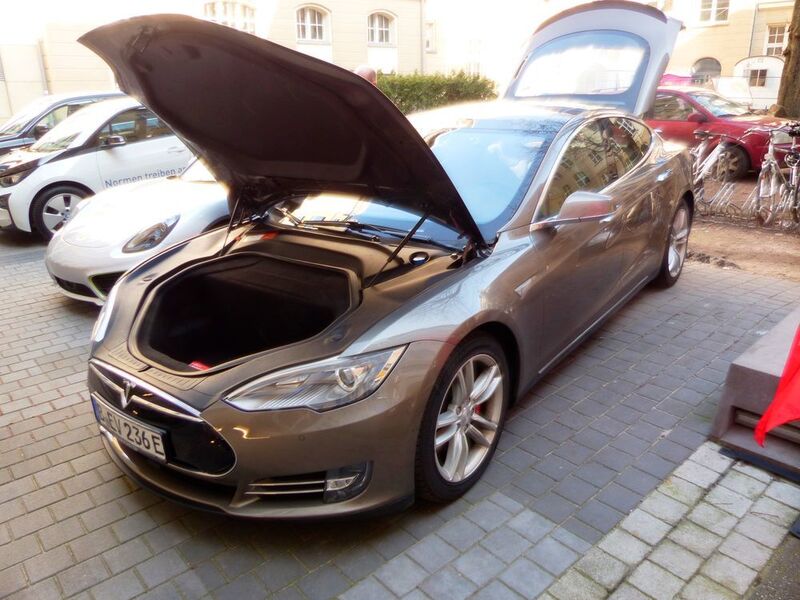 ... und ein Tesla, Model S. (S. Häuslein/konstruktionspraxis)