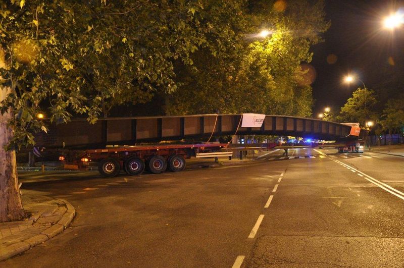 Die CFK-Konstruktion erleichterte den Transport der Brücke zum Aufstellort. Die Installation über dem Fluss Manzaneres in Madrid dauerte weniger als 2 h.  (Bild: Huntsman)