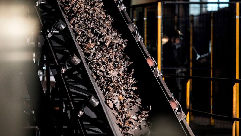 Altreifen enthalten wertvolle Rohstoffe wie Ruß und Öl, die wiederverwendet werden können.(Bild:  Michelin)