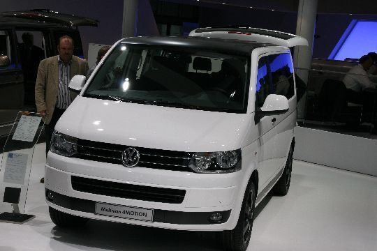 Zum Jubiläum „25 Jahre Multivan“ präsentiert VW ein eigenes Modell mit seidenmatt-schwarz lackiertem Dach und schwarzen 18-Zoll-Leichtmmetallrädern. (Archiv: Vogel Business Media)