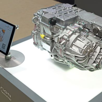Die Antriebseinheit L300 zeigte Infimotion auf der IAA 2025. Es ist ein 3-in-1-System mit Ausrückmechanismus. Mittlerweile bietet der Zulieferer in China XX-in-1-Systeme an. (Bild: Vogel Communications Group/Stefan Hafen)