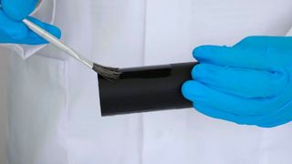 Dichtol AM Hydro passt sich flexibel den Einsatzbedingungen der additiven Fertigung an und verschließt zuverlässig Poren bis zu 0,2 mm Durchmesser.  (Bild: Diamant Polymer)