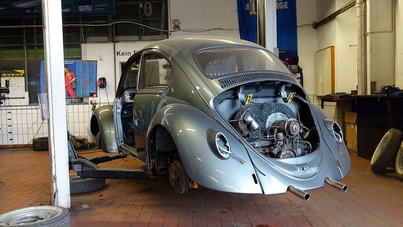 In der Werkstatt wird gerade ein weiterer VW Käfer fertiggestellt. (Bild: Rosenow/»kfz-betrieb«)