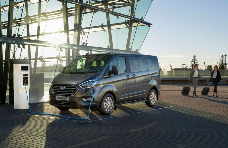 Der Transporter Transit Custom und der Tourneo Custom mit bis zu acht Sitzplätzen sind nun auch als Plug-in-Hybride erhältlich. (Ford)