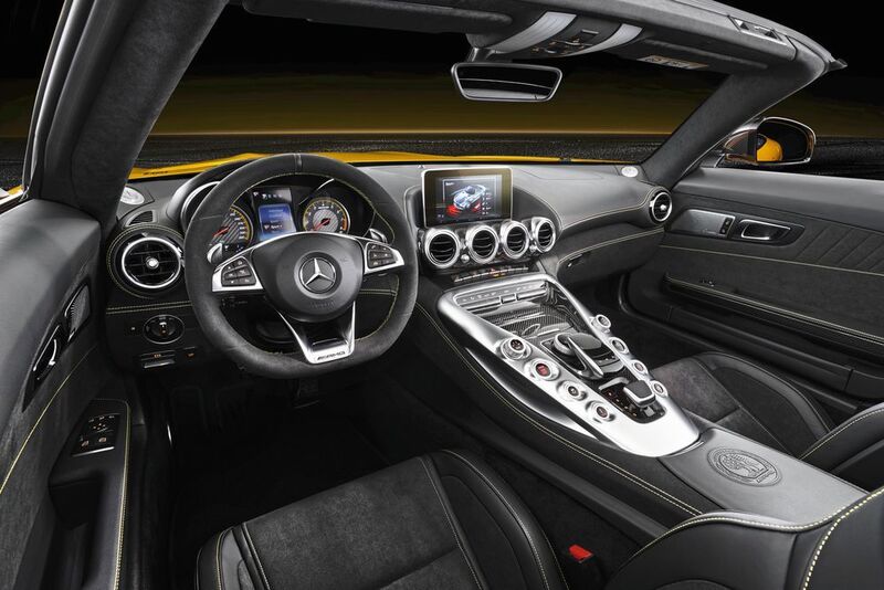 Serienmäßig ist das Interieur des AMG GT S Roadster mit dem „Silver Chrome-Paket“ ausgestattet.  (Daimler )