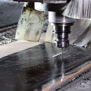 Fräsbearbeitung der CFK-Matten. Die ausgefransten Kanten stammen von dem Schutzgewebe.(Bild:  Horn/Sauermann)