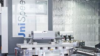 In Minutenschnelle ist das SHW-UniSpeed-6-Fräszentrum über den Palettenwechsler neu bestückt. Beide Wechseltische sind mit jeweils 36 Schunk-«VERO-S»-Nullpunktspannmodulen ausgestattet. (Bild: Schunk)