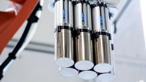 Und was die Batteriefertigung angeht, so kann Schmalz den Magnetgreifer SGM-SV-BY anbieten, der etwa Rundzellen im Rahmen von schnellen Handhabungsprozessen sicher packt. (Bild: J. Schmalz)