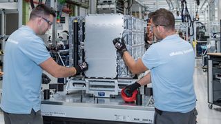 Aktuell fertigen Beschäftigte bei MAN in Nürnberg Batteriepacks noch manuell. Für die Großserie entsteht eine neue Fertigung. (Bild: Sandra Schmid/MAN)