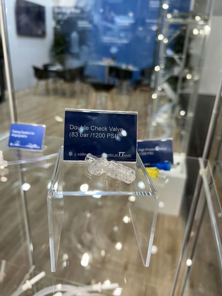 Am Stand von TT Medic waren mehrere Ausstellungsstücke der Unternehmen der Gruppe zu sehen: J. Söllner fertigt u. a. Doppel-Rückschlag-Ventile aus Kunststoff.  (Bild: Engelke – VCG)