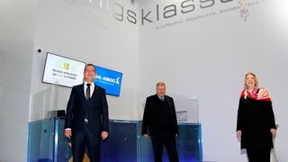 Bei Ziehl-Abegg kommt es zum Generationenwechsel (v.l.): Dennis Ziehl (neuer Aufsichtsratsvorsitzender), Uwe Ziehl (bisheriger Aufsichtsratsvorsitzender) und Sindia Ziehl (neues Aufsichtsratsmitglied). (Ziehl-Abegg)