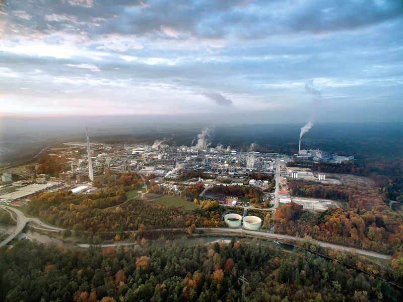 Der Industriestandort Gendorf ist heute Bayerns größter Chemiepark. (Infraserv)