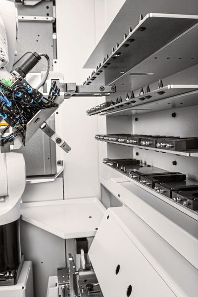 Nur wenige Sekunden dauert der vollautomatische Fingerwechsel. Für einen Greiferbereich von ca. 100 Millimeter benötigt die Hermle-Anlage RS 05-2 sieben Fingerpaare. Waren dafür bisher sieben Roboterhände nötigt, braucht es jetzt nur noch eine Roboterhand WPW von Kosmek. Somit entfallen nunmehr die Anschaffungskosten für sechs Roboterhände oder das manuelle Verstellen der Roboterhand.  (Bild: Maik Göring/Hermle)
