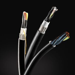 Speziell für den Einsatz in Energieführungsketten geeignet: Die hochflexiblen Leitungen der HeluChain-Familie. (Bild: Helu)