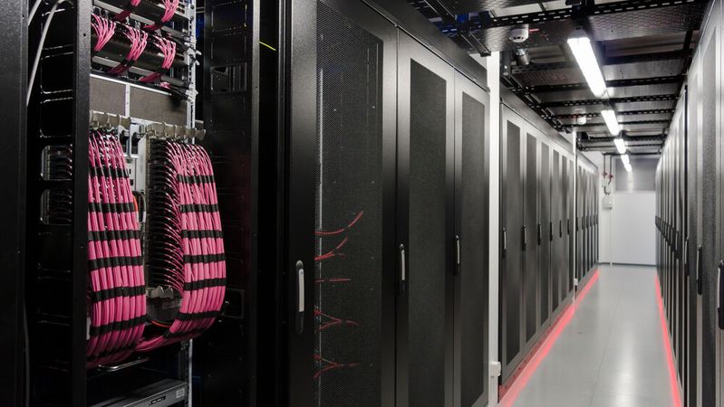 In Rechenzentren gilt es, möglichst viel Leistung auf möglichst wenig Fläche zu realisieren.(Bild:  Rosenberger OSI)