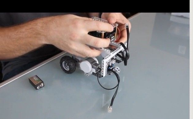 BrickPi-Fahrzeug im Aufbau (Bild: Dexter Industries)