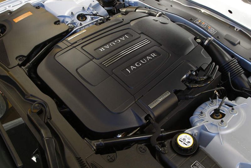 Auch die Motorakustik im XKR hat Jaguar verbessert: Das Kompressorheulen haben die Entwickler eliminiert, dafür haben sie ein feines, klares und bissiges Fauchen bei hoher Drehzahl eingeführt. (Archiv: Vogel Business Media)