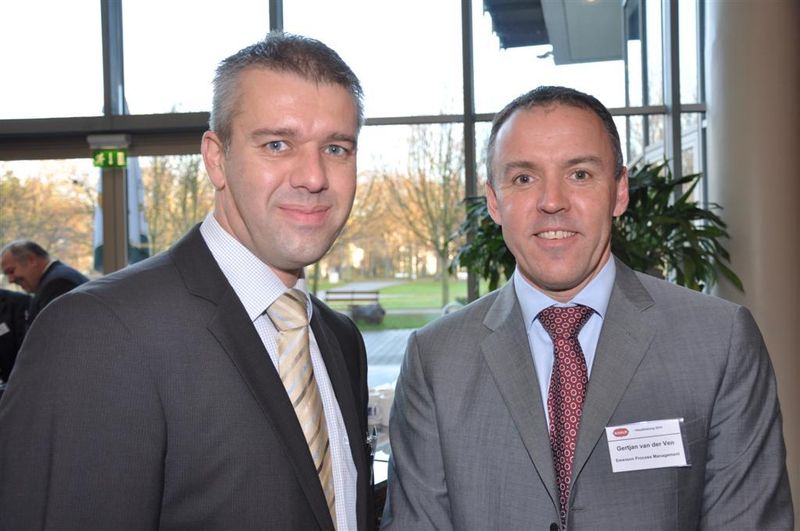 von links: Ryan Kromhout, Produktmanager im Bereich Prozessautomation Hans Turck, im Gespräch mit Gertjan van der Ven, dem neuen Geschäftsführer Deutschland von Emerson Process Management (Archiv: Vogel Business Media)