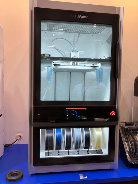 Ultimaker präsentierte mit dem Faktor 4 den neuen 3D-Drucker im FDM-Bereich. Er besticht durch seine dreifach isolierte Baukammer und die direkte Doppelausstoßung in der Fertigung. Das automatisierte Materialhandhabungssystem hält die Filamentqualität aufrecht. Darüber hinaus sorgt das robuste, temperaturgesteuerte Design für eine gleichbleibende Produktionsleistung, selbst bei komplexen und anspruchsvollen Designs. (Bild: Juliana Pfeiffer/VCG)