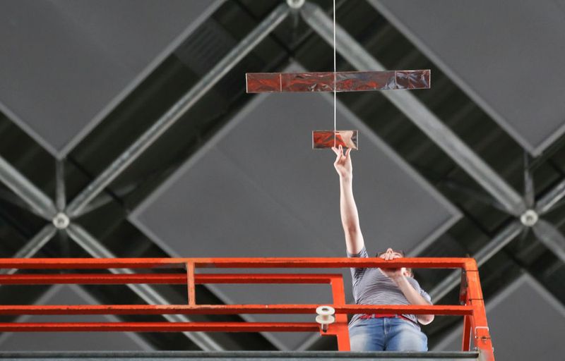 Rund 50 Studenten von fünf deutschen Universitäten verwandelten die Messehallen der Messe Düsseldorf in einen ungewöhnlichen Flughangar. Beim internationalen Wettbewerbs „Stahl fliegt“ brachten sie die unterschiedlichsten Flugobjekte aus Stahl zum Fliegen.  (Messe Düsseldorf)
