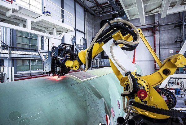 Roboterbasierte Flugzeugendmontage: Zum Fügen von Rumpfsektionen werden hochgenaue Positionsdaten der Fügepartner sowie des Roboterendeffektors benötigt. (Airbus)