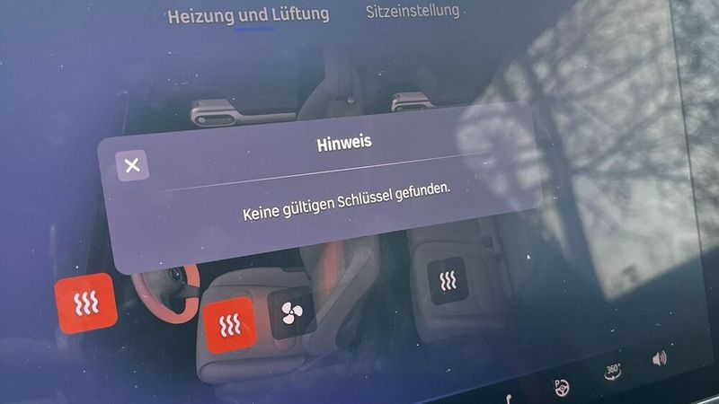 ... denn eines kühlen Sonntags war die Autorin plötzlich an einem Parkplatz ausgesperrt. Erst nach einer guten Stunde wiederholten Rumdrückens am Schlüssel öffnete das Auto. Dann dauerte es noch weitere rund 15 Minuten, bis der Schlüssel auch innen erkannt wurde – bis dahin ließ sich das Auto, das keinen Startknopf hat (D einlegen genügt – eigentlich), nicht fahren. Das Problem trat in Folge noch öfter auf. Nach einem Batteriewechsel im Schlüssel gab es vereinzelt noch Probleme mit Keyless Go, das Auto ließ sich mit dem Schlüssel aber dann verlässlich öffnen. Als Besitzer des Fahrzeugs hätte man zusätzlich die Möglichkeit, bis zu fünf digitale Schlüssel via Smartphone zu erstellen.  (Bild: Simon – VCG)