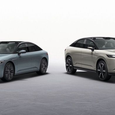 Sony Honda Mobility (SHM) zeigt auf der CES 2026 den Afeela 1 (l.) als Vorserienmodell und davon abgeleitet einen neuen SUV-Ableger (r.). (Bild: SHM)