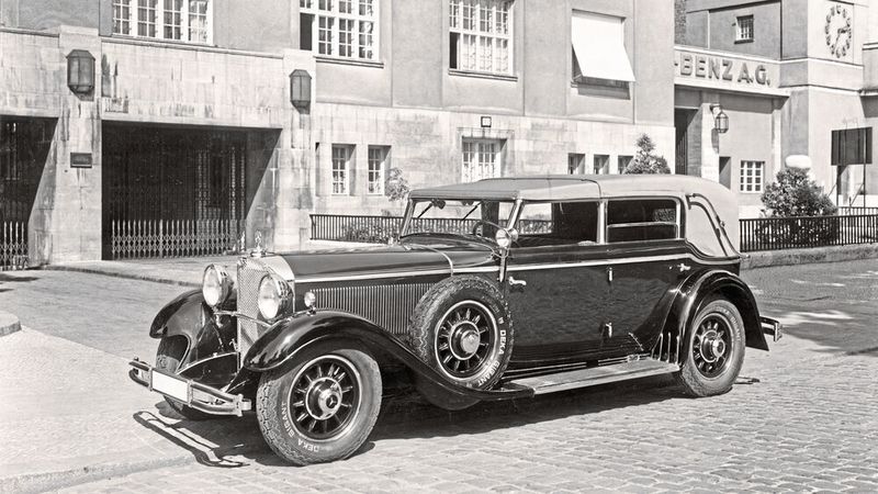 Der Kraftstoffverbrauch betrug etwa 28 bis 30 Liter je 100 Kilometer, der Tankinhalt entsprechend ausreichende 120 Liter. Die Höchstgeschwindigkeit mit aktiviertem Kompressor: etwa 160 Stundenkilometer. Hier zu sehen ein Cabriolet D (viersitzig, viertürig) als Gebrauchtwagen vor der Niederlassung von Mercedes-Benz in Berlin-Charlottenburg. (Bild: Mercedes-Benz)