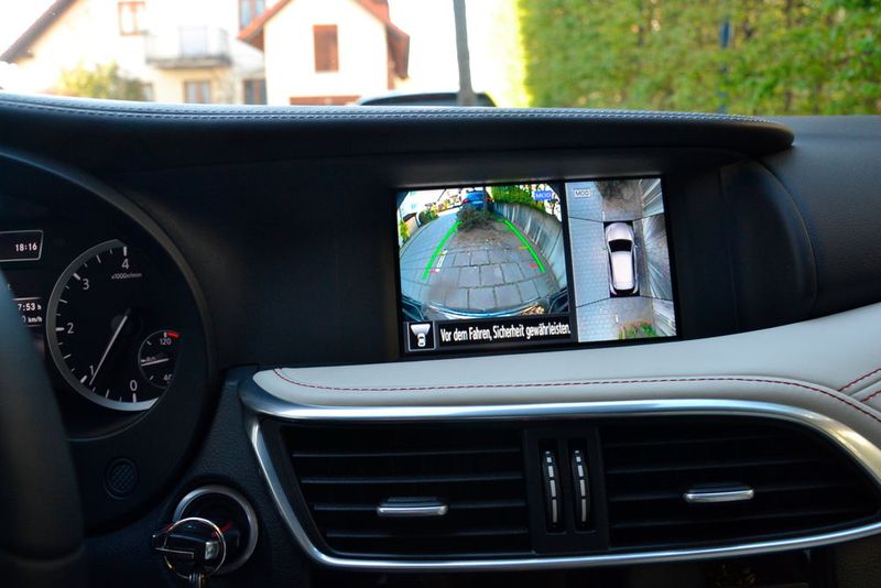 In Verbindung mit der Rundumsicht-Kamera behält man jederzeit den Überblick. Der Vorgang lässt sich auch aus der Vogelperspektive beobachten. (Foto: Michel / »kfz-betrieb«)