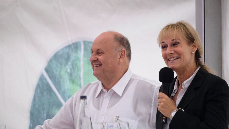 Zeigten sich gut gelaunt: Helmut Peter, Vorsitzender der BFC, und Schulleiterin Sylvia Gerl.  (Bild: Zietz/»kfz-betrieb«)