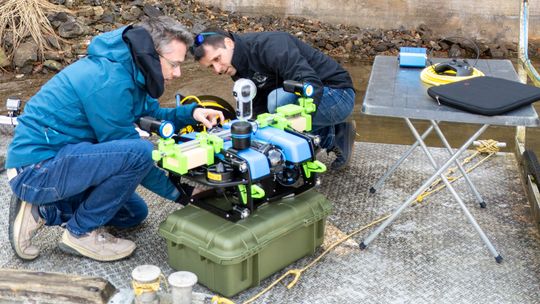 Gero Licht und Dr. Thomas Grab von der TU Bergakademie Freiberg machen den Tauchroboter startklar.(Bild:  Andreas Hiekel/TUBAF)