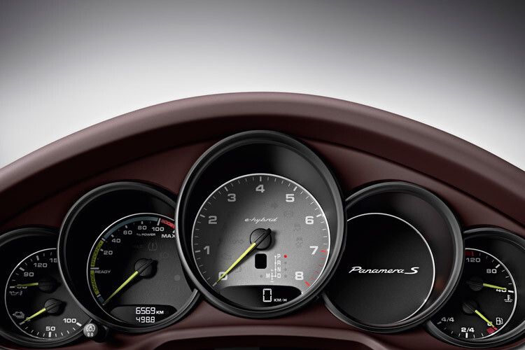 Das E-Hybrid genannte Modell verfügt dank des stärkeren E-Motors über bessere Beschleunigungswerte als die bisherige Hybrid-Variante. (Foto: Porsche)