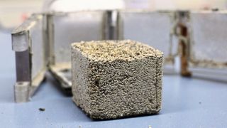 In Beton gemischt können bestimmte Bakterien Risse durch produzierten Kalk wieder schließen. (Bild: Johanna Weber)