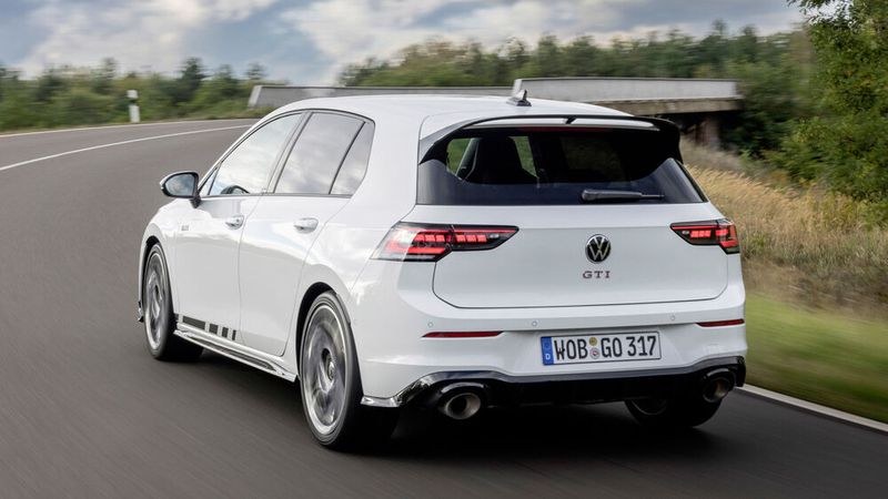 Der VW Golf 8 GTI Clubsport ist eine besonders sportliche Variante des Golf GTI. Er verfügt über einen 2.0-Liter-Turbomotor mit 300 PS. Er schiebt den Wolfsburger inBeschleunigung in 5,6 Sekunden von 0 auf 100 km/h. Der Preis: ab 49.280 Euro.  (Bild: Volkswagen AG)