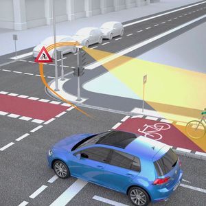 Für „Car2X-Kommunikation“ interessieren sich 49 Prozent der Befragten. Dazu gehört zum Beispiel die Kommunikation mit Ampeln hinsichtlich der Länge der Grünphase.(Bild:  Volkswagen)