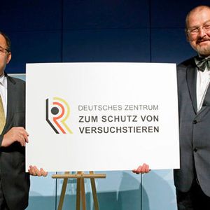 Bundesminister Christian Schmidt überreicht dem Präsidenten des Bundesinstituts für Risikoforschung Prof. Dr. Dr. Andreas Hensel zur Eröffnung des Deutschen Zentrums zum Schutz von Versuchstieren symbolisch eine Tafel.