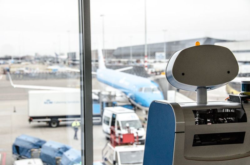Spencer scannt die Bordpässe von Passagieren, prüft, ob die Gruppe vollständig ist und begleitet sie selbstständig durch den Flughafen. Reisende sollen mit dieser Hilfe immer rechtzeitig am richtigen Gate ankommen und Flughafenmitarbeiter entlastet werden. (Bild: KLM)