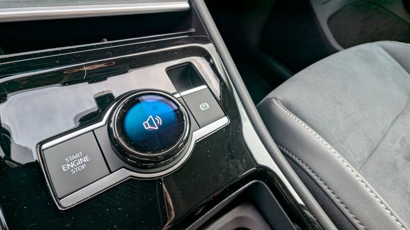 Der hinterleuchtete Drehregler in der Mittelkonsole ist ein Hingucker. Darüber lassen sich wahlweise die Lautstärke oder die Fahrmodi anwählen. Allerdings würde man an dieser Stelle eher den Gangwahlhebel erwarten. (Bild: Mauritz – VCG)