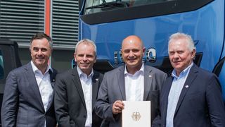 Staatssekretär Rainer Bomba (2.v.r.) übergibt den Zuwendungsbescheid an die Meyer-Logistik-Geschäftsführer Heinz Meyer (r.), Markus Bappert (l.) und Matthias Strehl. (Meyer)