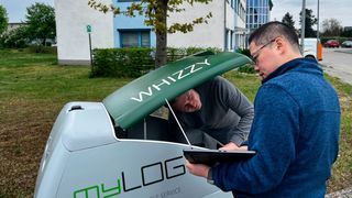 Was hier die Klappe aufreißt heißt Whizzy. Dabei handelt es sich um einen autonom agierenden Einkaufs- und Lieferroboter der TU Ilmenau. Was die Experten sonst noch ersonnen haben, verraten sie hier. Gezeigt wird alles auf der Hannover Messe 2024. (Bild: TU Ilmenau)