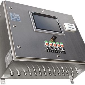 Bild 2: Ein Schalt-/Steuerschrank mit HMI-Touch-Panel und verschiedenen Eingabegeräten inklusive SPS für die Ex-Zone 1. Die Regelung des Gehäuseinnendrucks schützt die eingebauten Komponenten. 