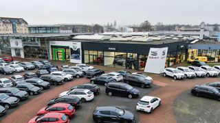 Die nach Herstellervorgaben rundum erneuerten Verkaufsräume für die Marken Seat und Cupra im Autohaus Hessenkassel: Es ist neben Baunatal, Witzenhausen und Minden der vierte Standort, an dem die beiden Marken präsentiert werden.  (Bild: Glinicke)