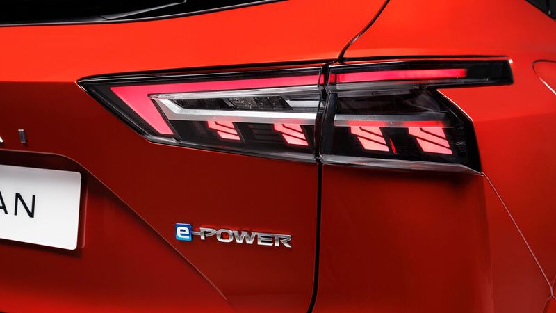 Die roten Elemente der Heckleuchten bestehen aus vier Einzelelementen, die die Form der Frontgrill-„Kommas“ aufgreifen. (Bild: Nissan)