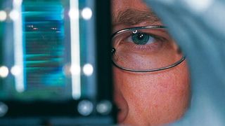 Weil einzelne Laserdioden nur mit Leistungen weniger Watt gefertigt werden können, werden mehrere Dioden elektrisch und optisch zu Barren zusammengefasst. (Bild: Jenoptik)