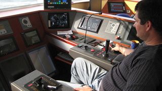 Moderne Schiffsführung auf einem Futura Carrier mit zentralem Monitoring im Einmannfahrstand. (Archiv: Vogel Business Media)