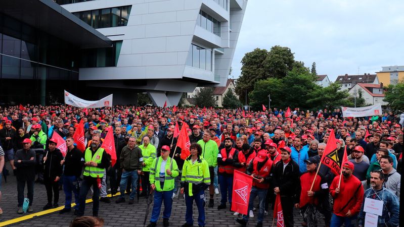 Eine Kundgebung vor dem ZF-Forum in Friedrichshafen mit rund 4.000 Beschäftigten.(Bild:  ZF Group)
