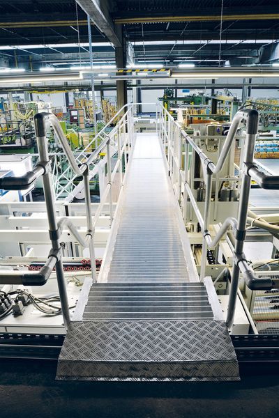 Laufsteganlagen der Günzburger Steigtechnik halten die Wege kurz und erhöhen die Arbeitssicherheit. (Günzburger Steigtechnik)