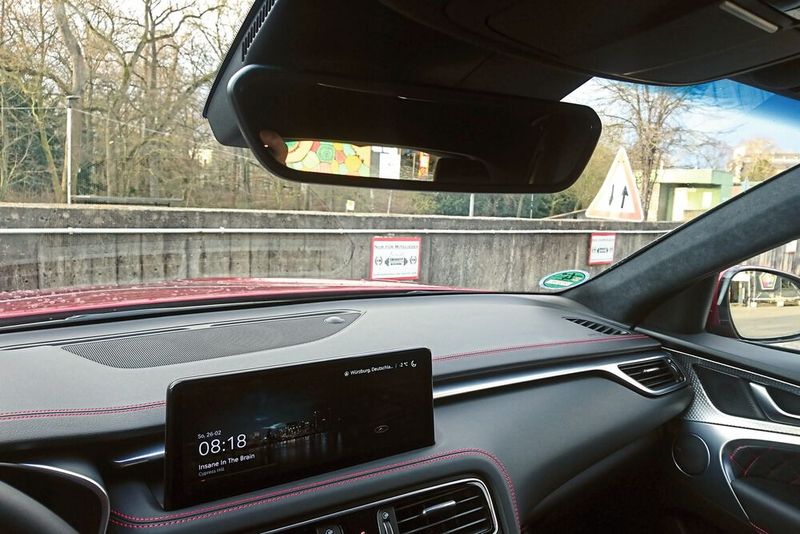 Bei bass-lastiger Musik vibriert der Innenspiegel. (Bild: Sven Prawitz)