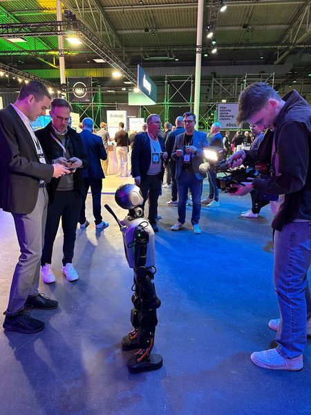 Auf einer KI Messe darf ein kleiner Roboter nicht fehlen. (Bild: Vogel IT-Medien GmbH)